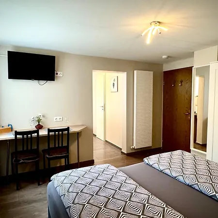 Am Brunnen Apartment *